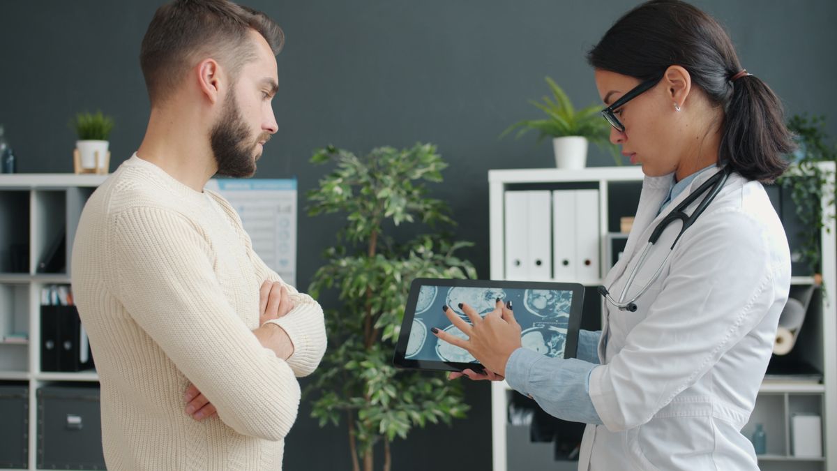 Doctor reviewing an abdominal scan with a patient to confirm whether upper abdominal pain is from gallstones
