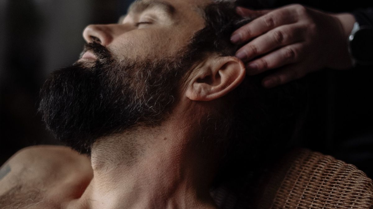 Man receiving a relaxing head massage